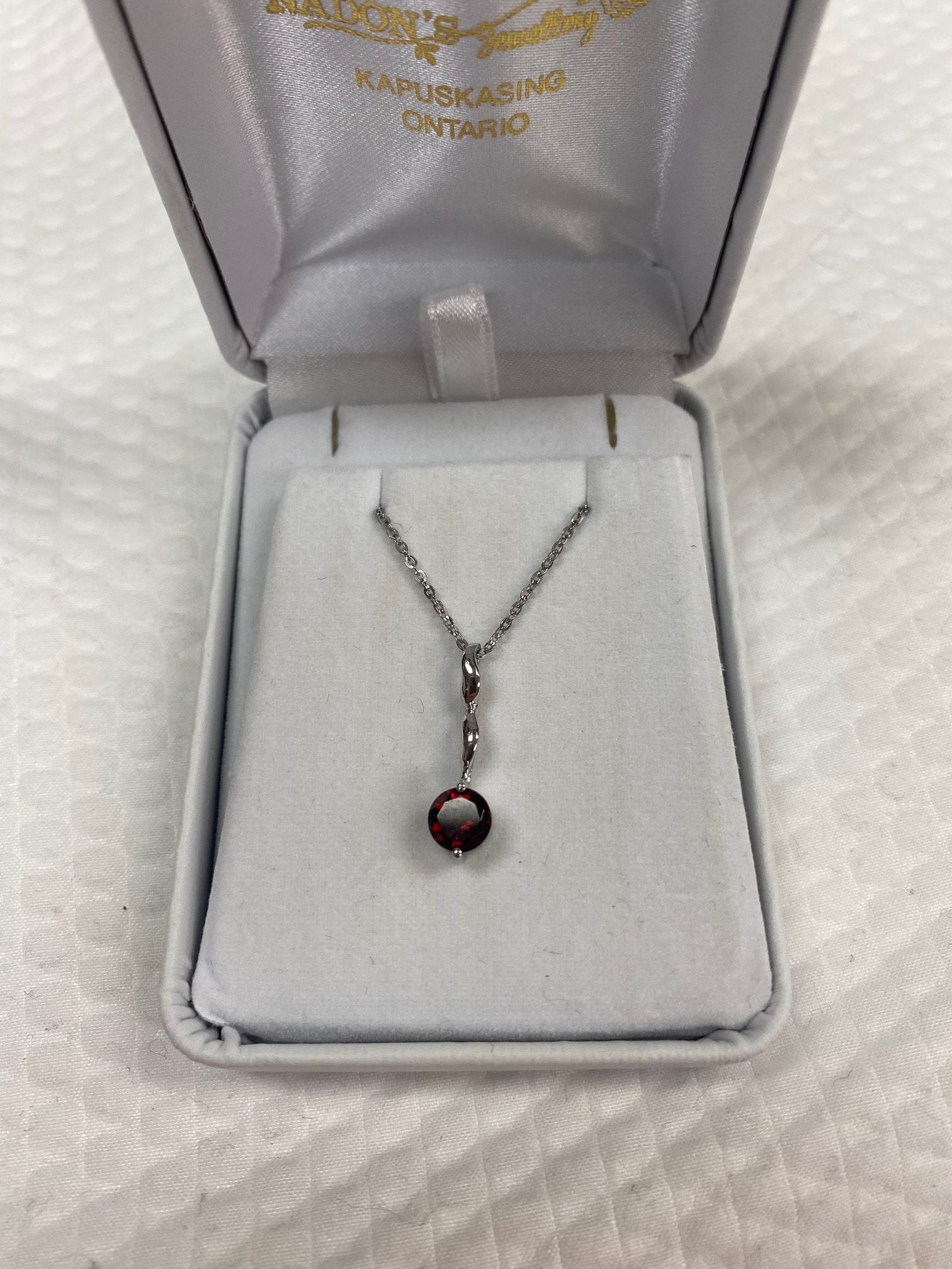 10kt White gold Garnet pendant