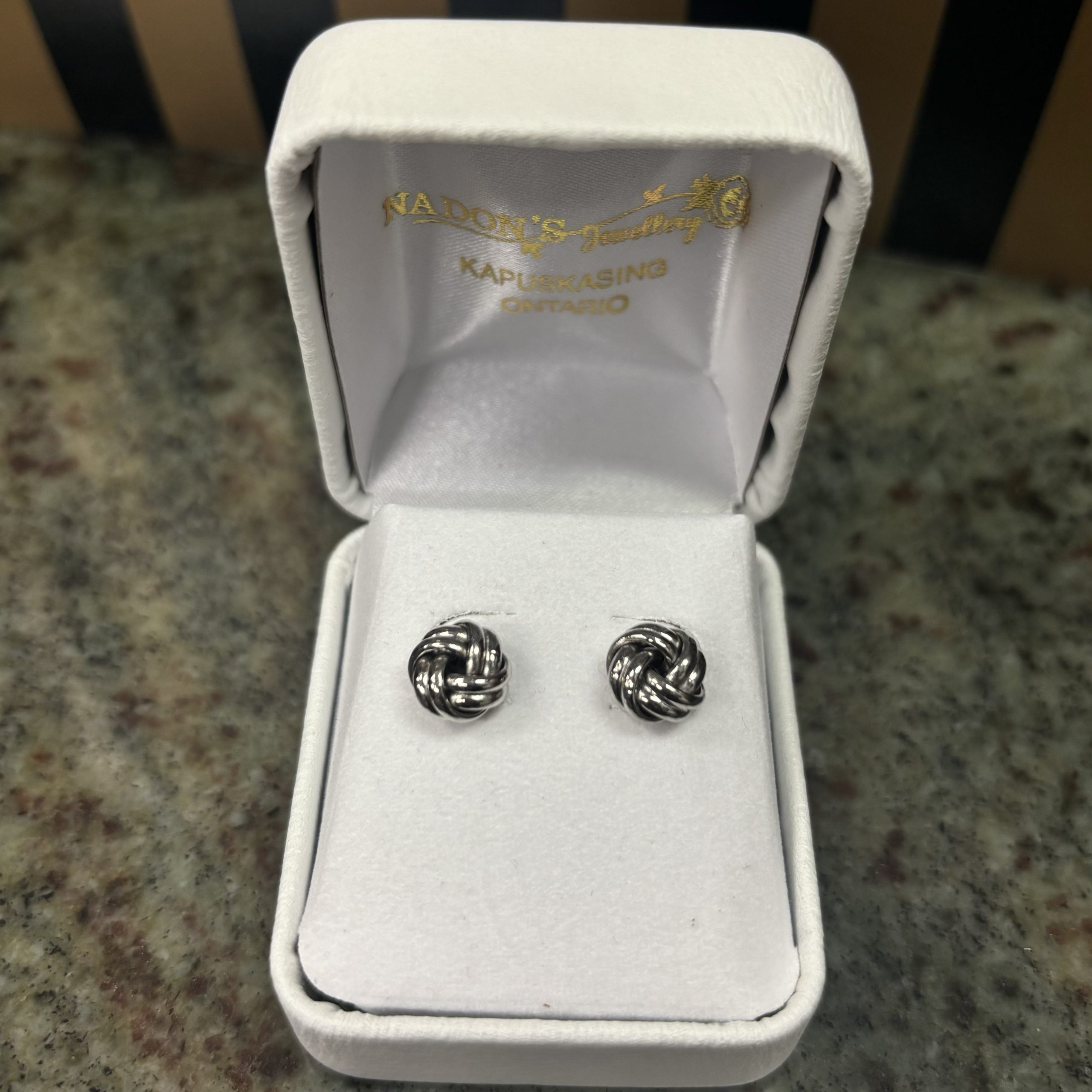 10kt white gold knot stud