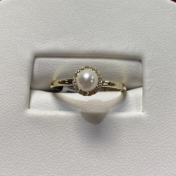 Yellow Gold 10kt. Pearl & Diamond Halo