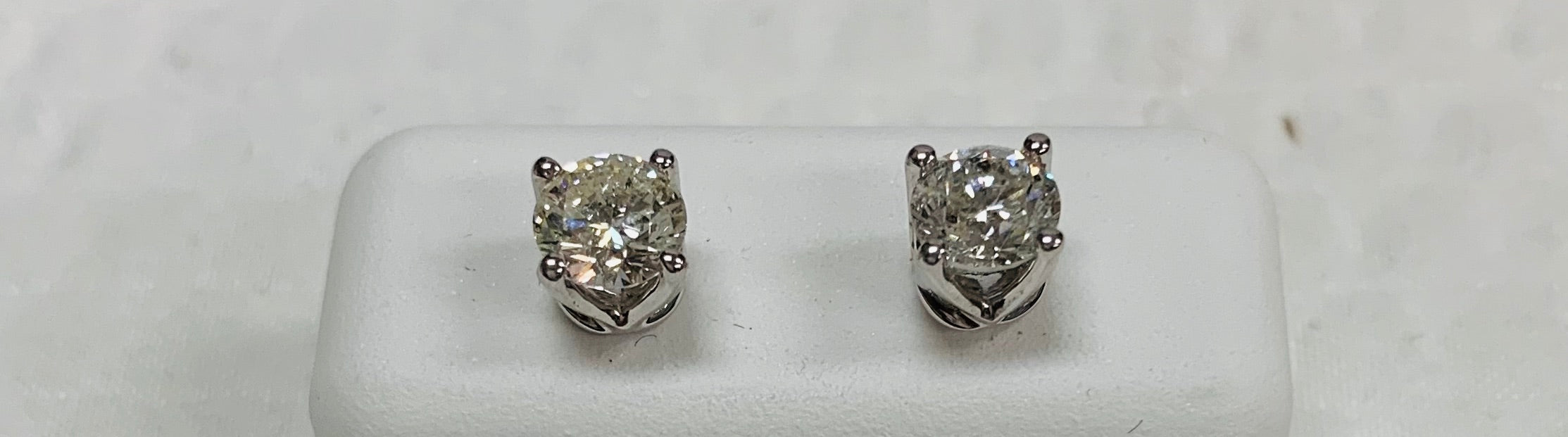 14kt White gold 1.00cttw Diamond Studs