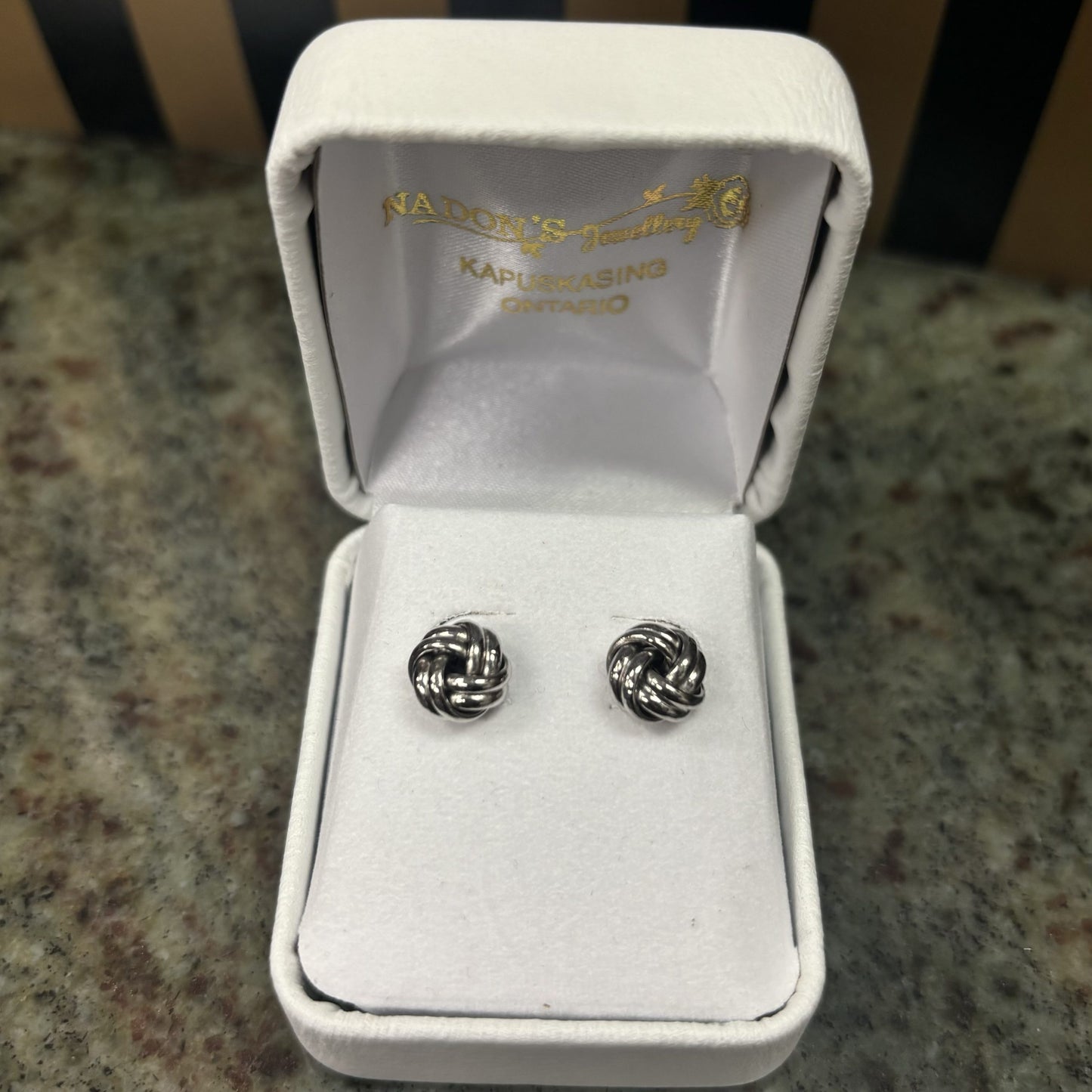 10kt white gold knot stud